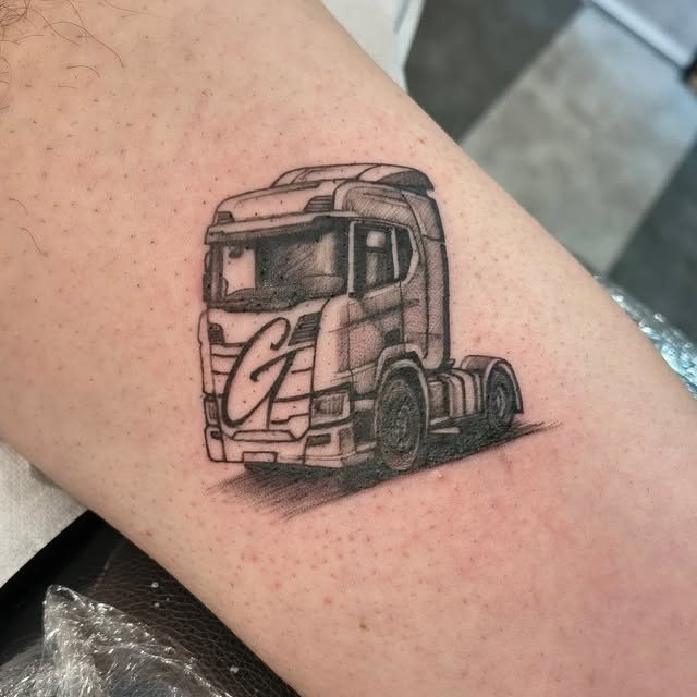 Tatuaggio black and grey, camion su misura