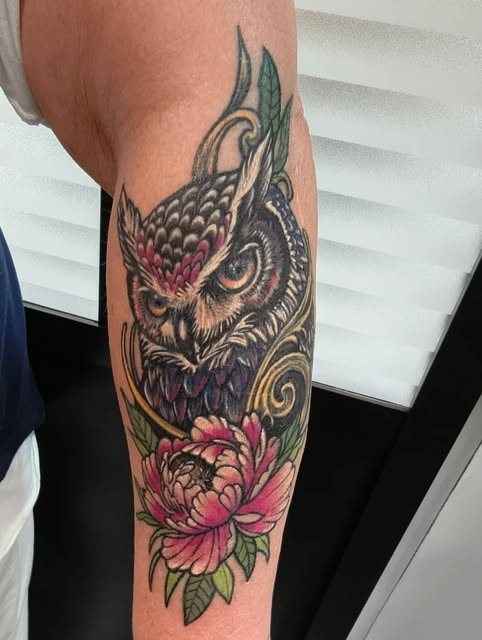 Tatuaggio neo-tradizionale a colori, gufo e peonia